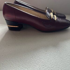 vintage Gucci burgundy leather loafer pumps with a gold-tone horsebit detail.